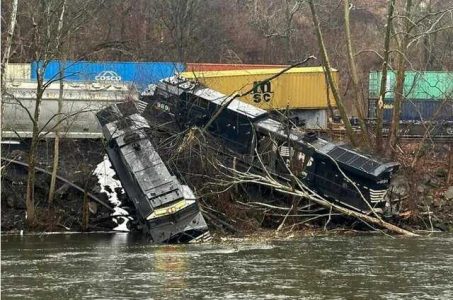 تصادف و خروج از ریل سه قطار باریِ حامل مواد شیمیایی در آمریکا