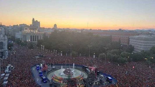 عکس| جشن باشکوه تیم ملی اسپانیا در یک مکان خاص